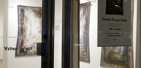 Ocena razstave Iz Zbirke W. B.: Zapisnik (navzočnost J. P.) slikarke Natalije Šeruga Golob, avtor članka je Peter Rak, članek je bil objavljen v časopisu Delo, 5.12.2024.